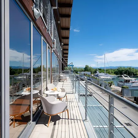 Hotiday Marina Отель