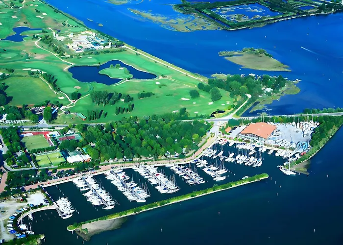 Hotiday Marina Szálloda 4*